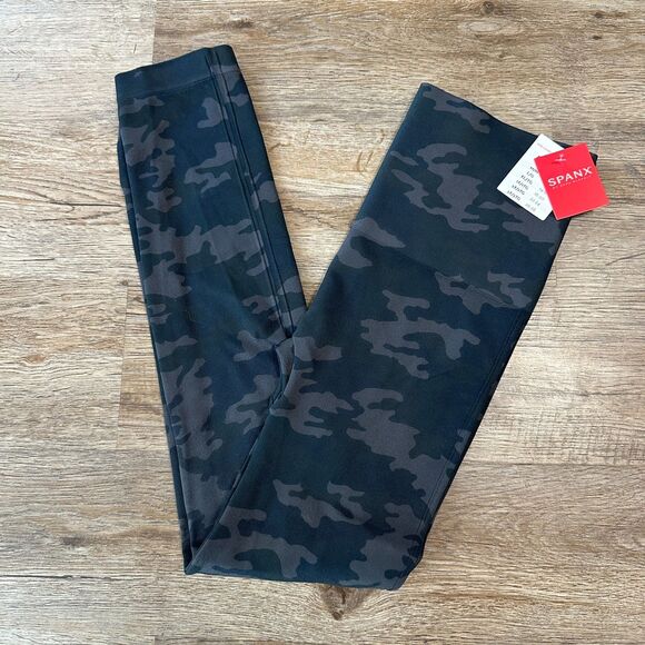NWT Spanx Look At Me Now Camo Leggings Size Large Black Camo Slimming - Picture 1 of 4